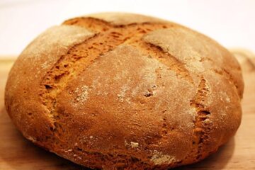 „O pîine rumenă și frumoasă...”