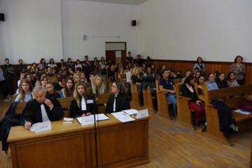 Simularea de proces, pusă în practică de studenți de la Facultatea de Drept din Suceava, cu sprijinul unor profesori și magistrați