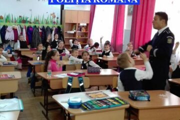 Polițiștii le-au expus copiilor riscurile la care se expun în momentul în care pleacă singuri de acasă
