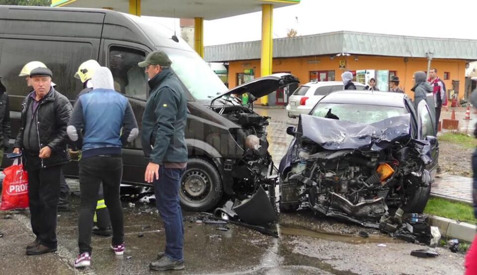 Ambele autoturisme au fost grav avariate în urma impactului puternic