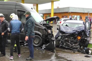 Ambele autoturisme au fost grav avariate în urma impactului puternic