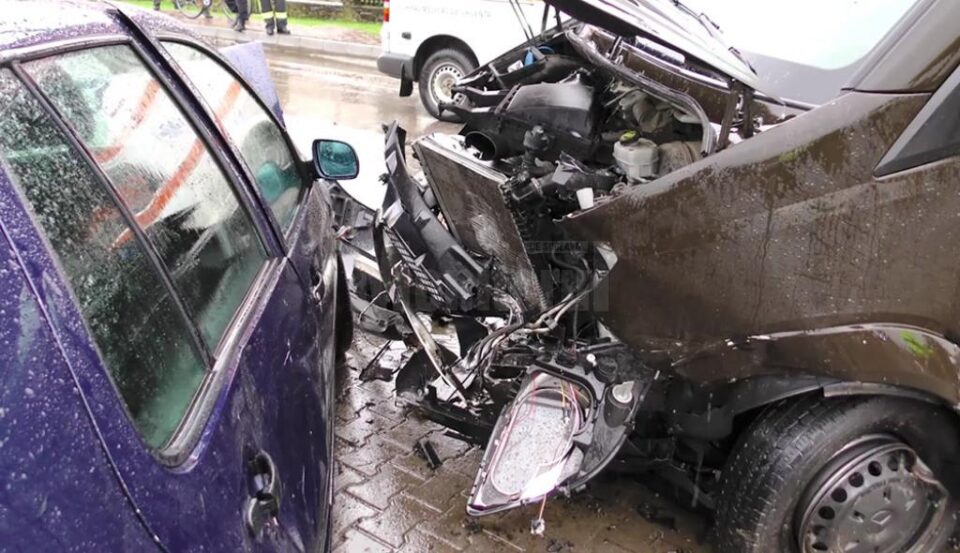 Trei pasageri și șoferul unui autoturism, răniți într-un accident, din neacordare de prioritate