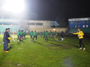 Fotbaliștii Forestei s-au obișnuit aseară cu nocturna, încurajați de 300 de fani