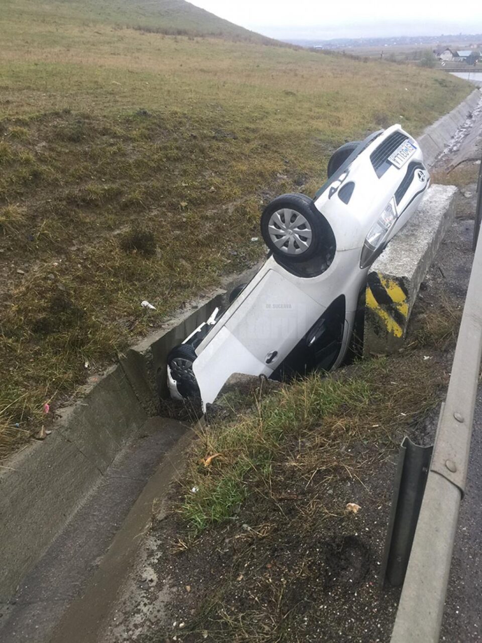 Autoturismul Toyota a căzut într-un canal de scurgere a apei