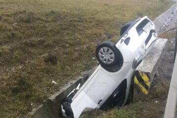 Autoturismul Toyota a căzut într-un canal de scurgere a apei