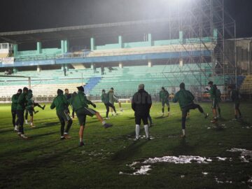 Fotbaliștii Forestei s-au obișnuit aseară cu nocturna, încurajați de 300 de fani