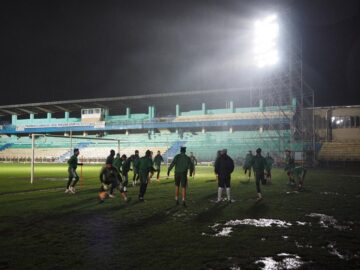 Fotbaliștii Forestei s-au obișnuit aseară cu nocturna, încurajați de 300 de fani