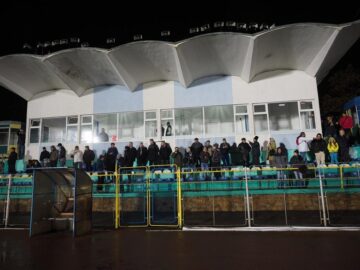 Fotbaliștii Forestei s-au obișnuit aseară cu nocturna, încurajați de 300 de fani