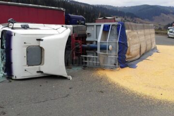 Autotren răsturnat în Pasul Mestecăniș