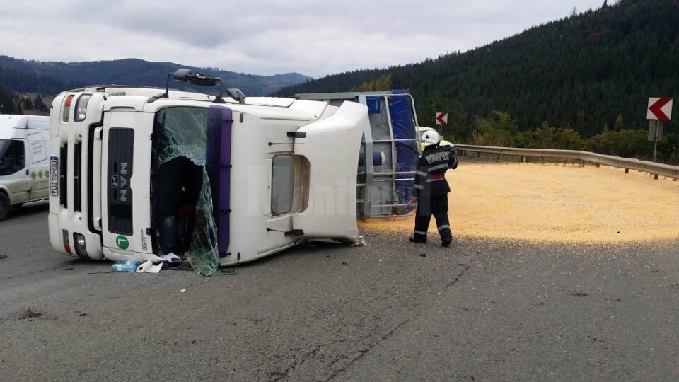 Autotren răsturnat în Pasul Mestecăniș