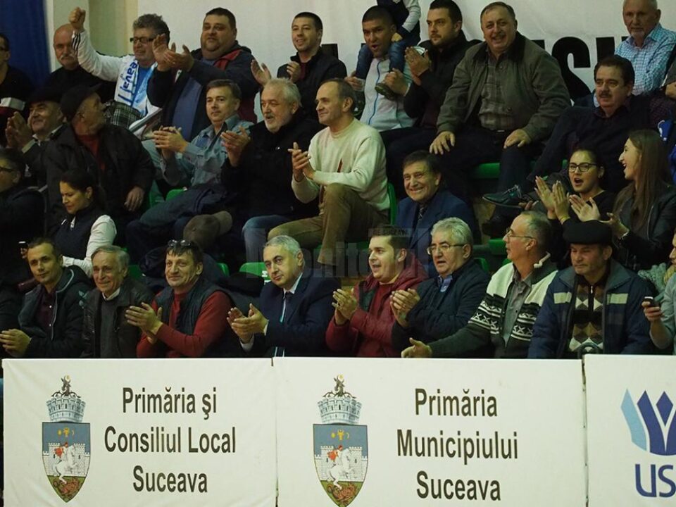 Primarul Ion Lungu, rectorul Valentin Popa și consilierul local Daniel Prorociuc au susținut echipa universitară din tribune