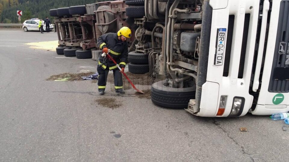 Autotren răsturnat în Pasul Mestecăniș