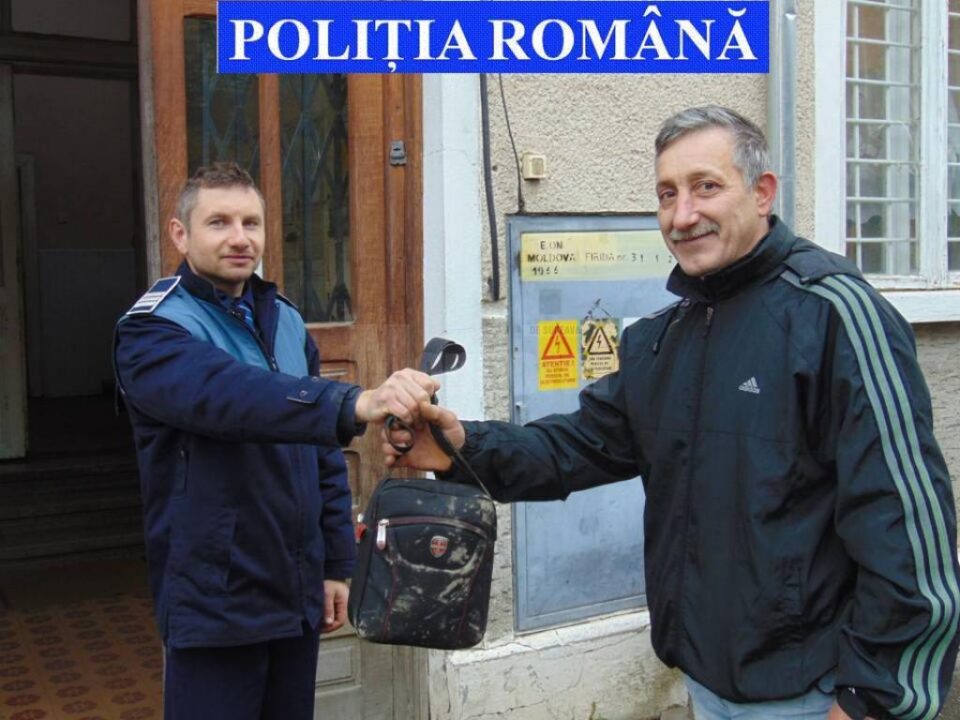 Borsetă cu bani și bunuri, restituită de un polițist proprietarului