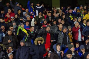 Pe tot parcursul meciului, echipa locală a fost susținută din tribune, de unde s-a auzit de multe ori îndemnul „Suceava, Suceava”