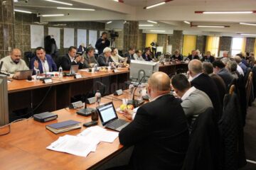 Jumătate dintre consilierii locali au refuzat să dea posibilitatea plații subvenției în avans, măsură legală, ce permitea realizarea unor stocuri de combustibil pentru lunile viitoare