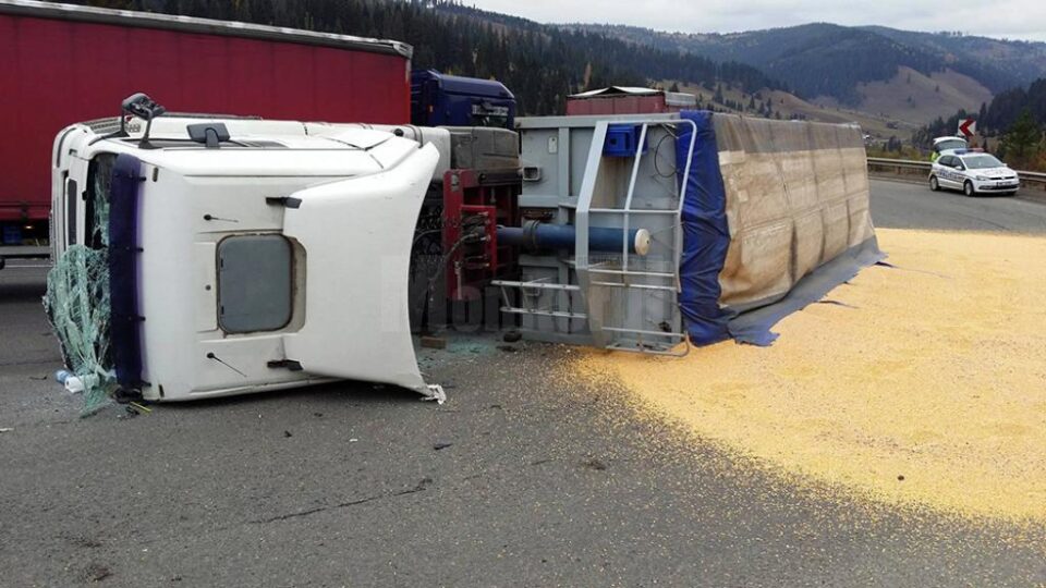 O mare parte din încărcătura de porumb s-a răsturnat pe șosea, blocând traficul pe un sens