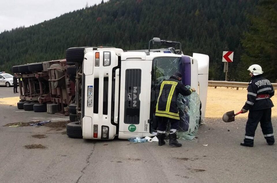 Tir încărcat cu 25 de tone de porumb boabe, răsturnat pe Mestecăniș