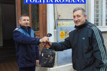 Agentul-șef adjunct Ilie Tudorean a înapoiat proprietarului o borsetă cu bani și obiecte, în valoare totala de 1.000 de euro