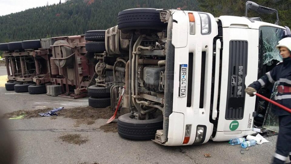 Șoferul tirului a intrat cu viteză în curbă și nu a mai putut redresa mastodontul, care s-a răsturnat Șoferul tirului a intrat cu viteză în curbă și nu a mai putut redresa mastodontul, care s-a răsturnat