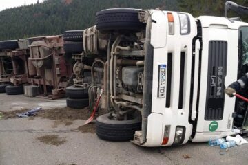 Șoferul tirului a intrat cu viteză în curbă și nu a mai putut redresa mastodontul, care s-a răsturnat