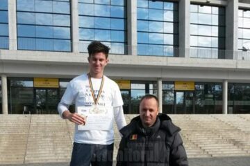 Ștefan Dornean, pe cea mai înaltă treaptă a podiumului de premiere, alături de antrenorul Silviu Casandra