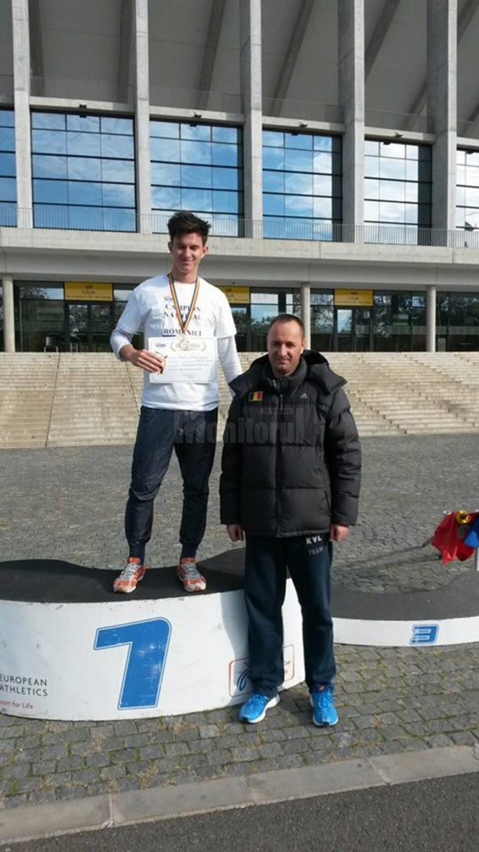 Ștefan Dornean, pe cea mai înaltă treaptă a podiumului de premiere, alături de antrenorul Silviu Casandra