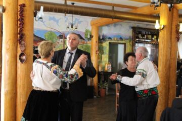 „Nunta de aur” a 13 cupluri, sărbătorită prin dans și voie bună la Coliba Haiducilor