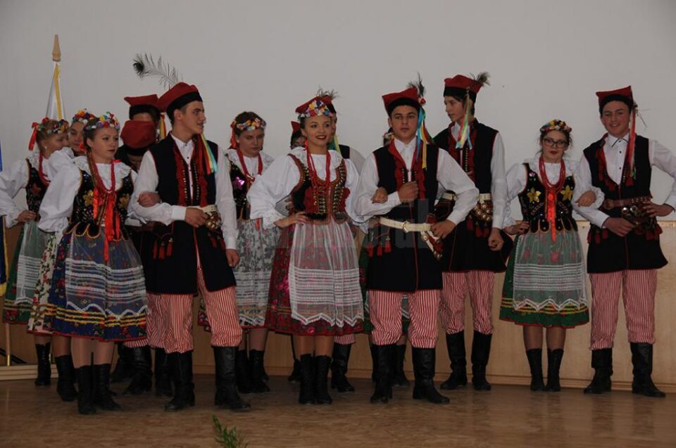 Ansamblurile Mala Pojana și Solonczanka au susținut un program de cântece și dansuri tradiționale poloneze