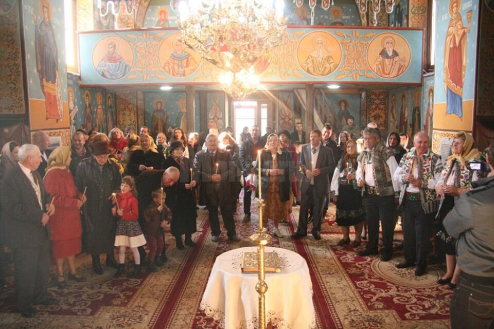 Cele 13 "cupluri de aur" au asistat la o slujba de mulțumire, oficiată la Biserca Sf. Nicolae din Șcheia