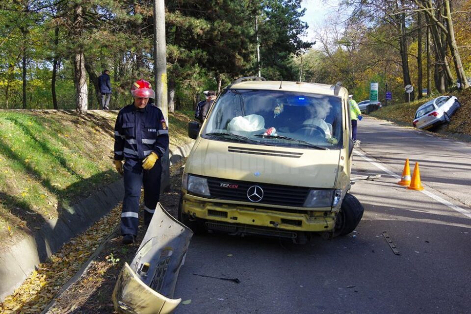 Cele două mașini implicate în accidentul de ieri