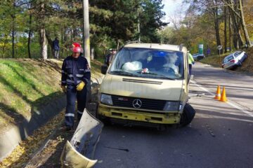 Cele două mașini implicate în accidentul de ieri