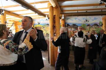 „Nunta de aur” a 13 cupluri, sărbătorită prin dans și voie bună la Coliba Haiducilor