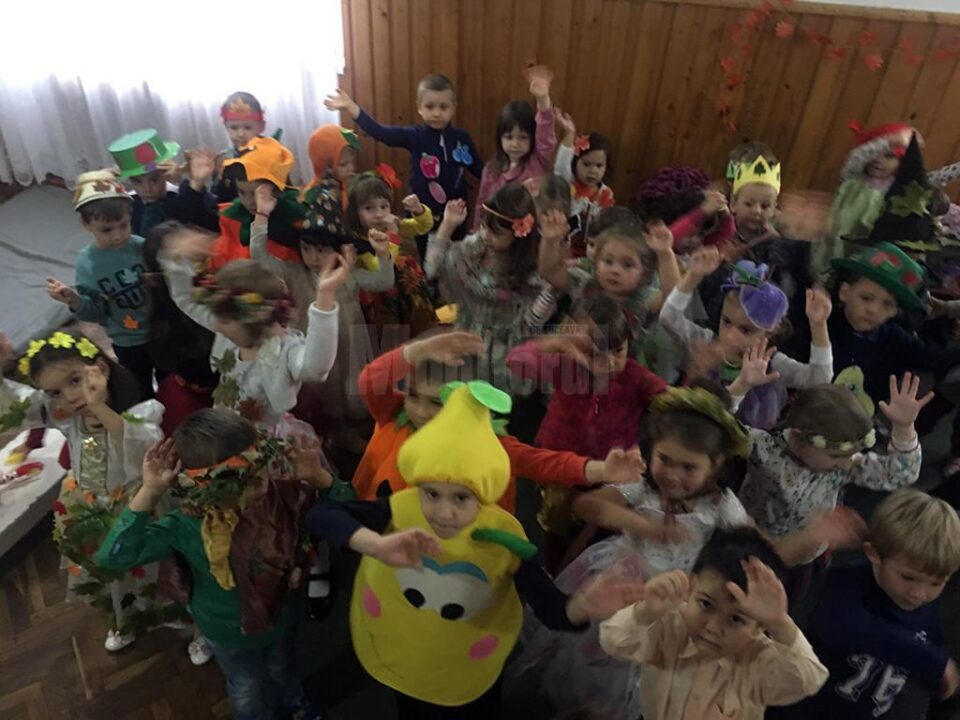 “Carnavalul toamnei”, la Grădinița Colegiului Național „Mihai Eminescu” Suceava