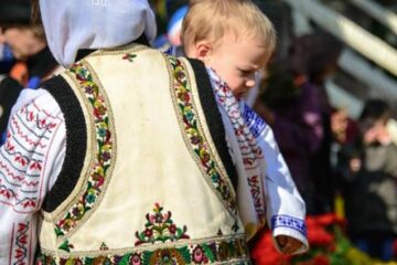 Părinții care citesc – modele pentru copiii lor. Foto: Doxologia.ro