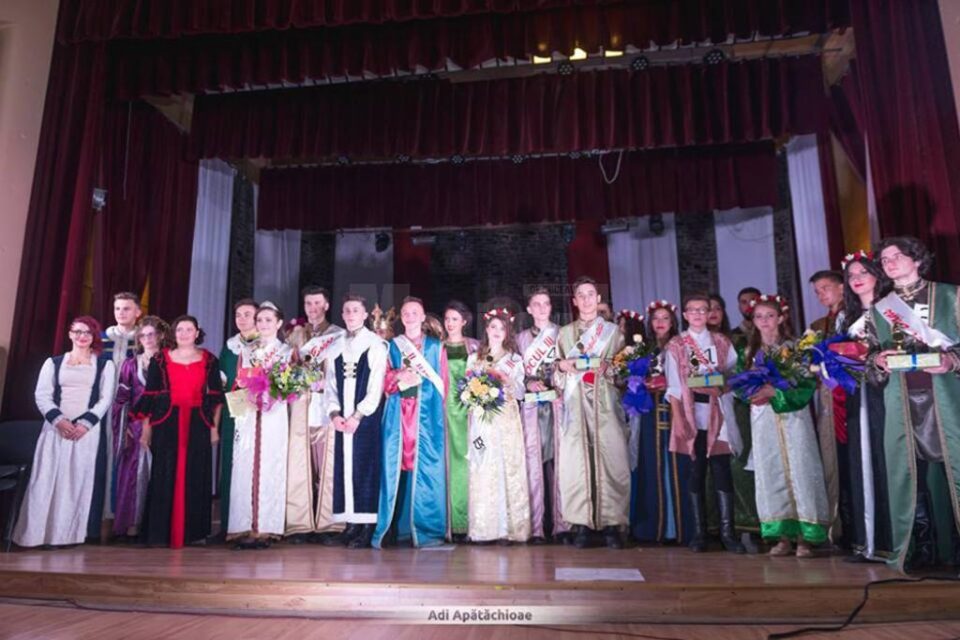 Toate perechile participante au câștigat un titlu de miss sau mister, pentru dans, eleganță, inteligență, popularitate, iar titlurile de Miss și Mister Boboc le-au revenit lui Maria-Cristina Solcan și Paul Bolaca