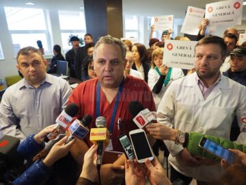 Gabriel Buliga, președinte CNSLR Frăția, președintele filialei județene SANITAS Suceava, Romică Balan, și liderul de sindicat din Spitalul de Urgență, Ovidiu Tomșa
