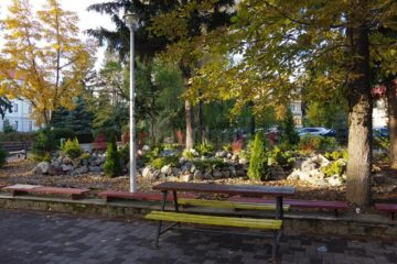 Aranjamente stradale ornamentale, realizate cu costuri minime, de Primăria Suceava