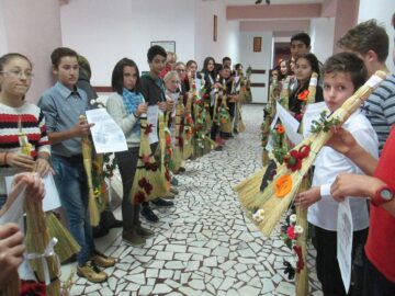 Concurs de ornat mături, la Școala Gimnazială „Dimitrie Păcurariu”