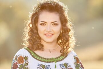 Interpreta de muzică populară din Gura Humorului Laura Olteanu