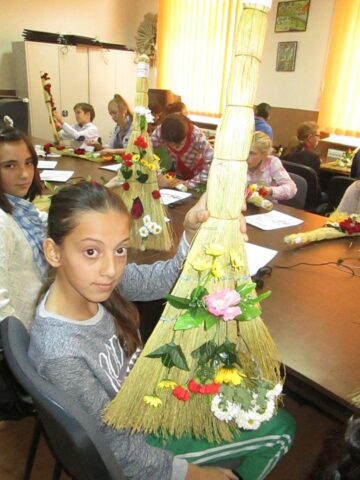 Concurs de ornat mături, la Școala Gimnazială „Dimitrie Păcurariu”