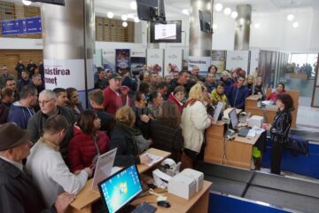 Pe 23 octombrie, aproape 200 de pasageri ai zborului Wizz Air Suceava-Milano au fost lăsați de izbeliște, după ce cursa a fost anulată, iar compania nu le-a oferit nici o variantă pentru a ajunge la destinație