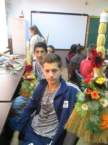 Concurs de ornat mături, la Școala Gimnazială „Dimitrie Păcurariu”