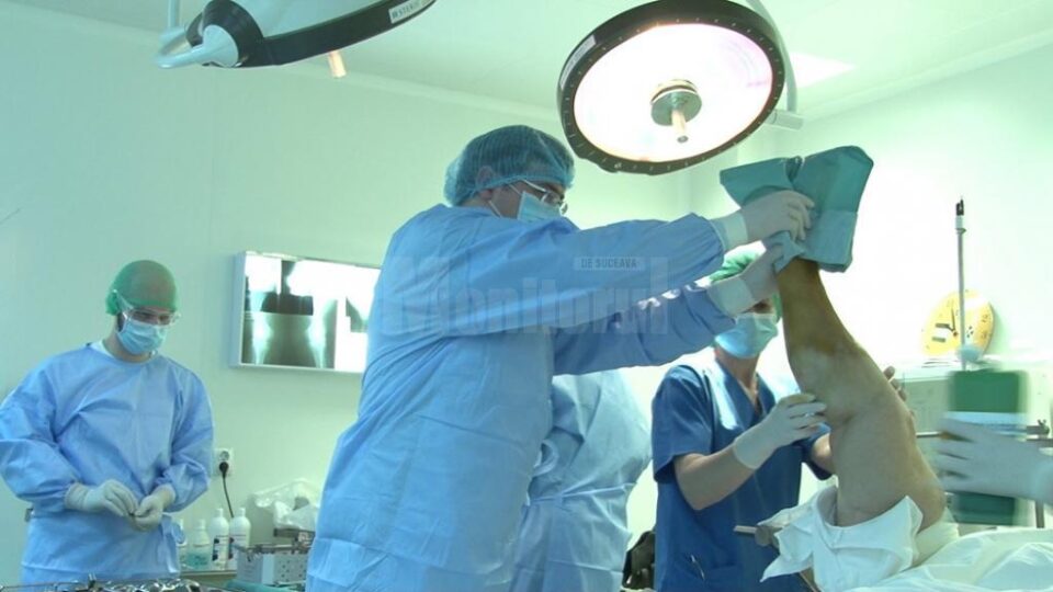 Dr. Bandac pregătește piciorul bolnav pentru protezarea genunchiului