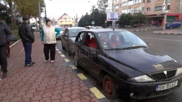 Huliganii au spart geamurile portierelor stânga și dreapta, au distrus luneta și au tăiat cauciucurile în partea laterală