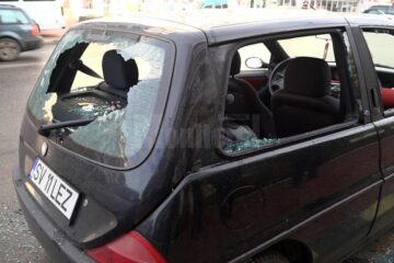 Huliganii au spart geamurile portierelor stânga și dreapta, au distrus luneta și au tăiat cauciucurile în partea laterală