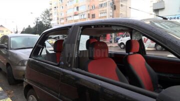 Huliganii au spart geamurile portierelor stânga și dreapta, au distrus luneta și au tăiat cauciucurile în partea laterală