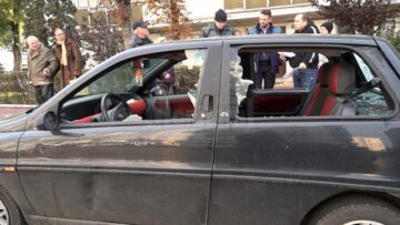 Huliganii au spart geamurile portierelor stânga și dreapta, au distrus luneta și au tăiat cauciucurile în partea laterală
