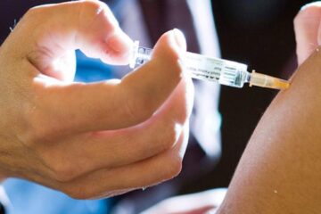 O parte dintre contacți fac tratament cu vaccin antirabic, iar membrii familiei, veterinarii și trei persoane care au participat la sacrificare primesc atât vaccin, cât și ser antirabic. Foto: sanatatea.bzi.ro