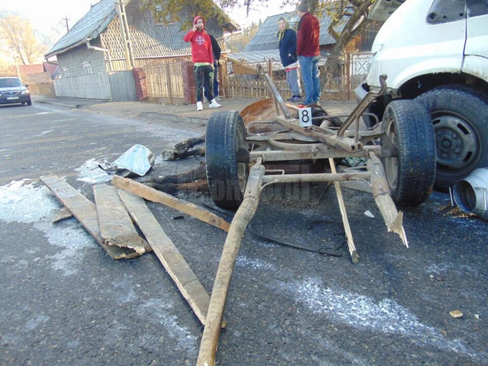 În urma impactului căruța a fost distrusă, iar cei trei bărbați aflați în atelaj și alături au ajuns la spital