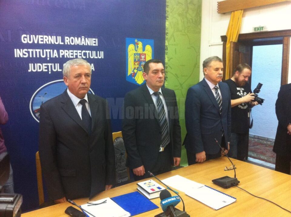 Ionuț Crețuleac (în mijloc) a preluat funcția de subprefect al județului Suceava